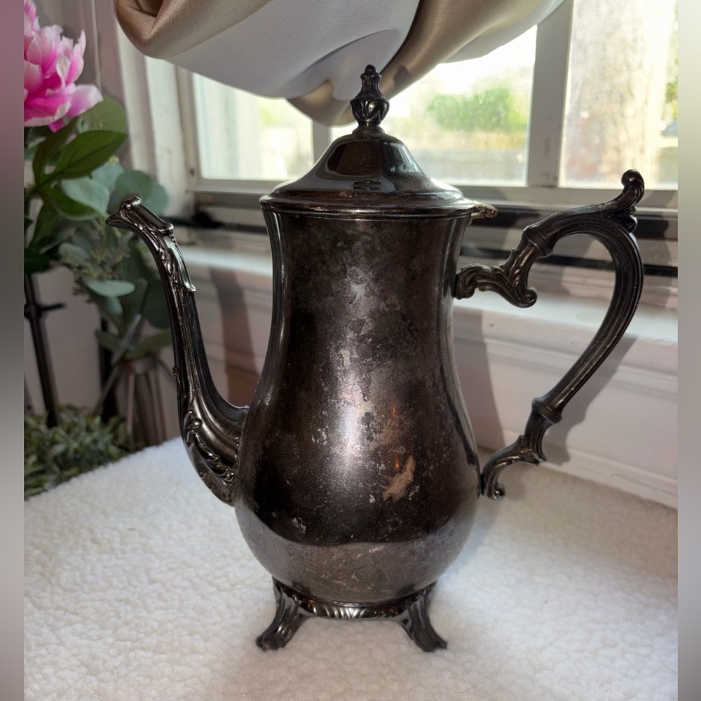 Vintage WM Rogers silverplate ornate footed teapot or coffee pot - Picture 5 of 9